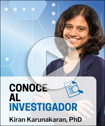 Woman wearing a purple shirt video play icon with spanish text description
