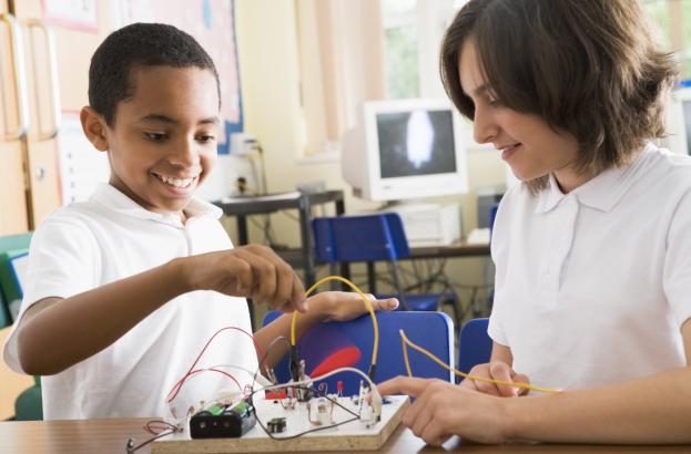schoolchildren-in-a-science-class