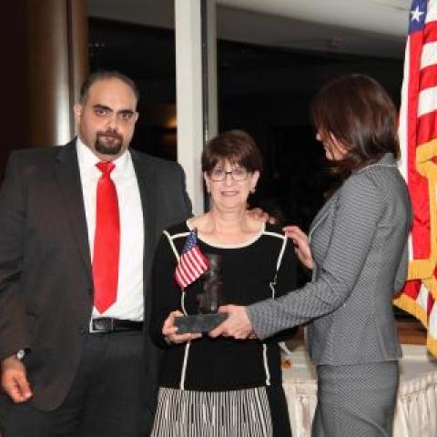 elaine katz recieveing an award